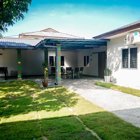 Adorable 3-Bedroom Home With Pool, Wi-Fi And Bbq Rembau Exterior photo